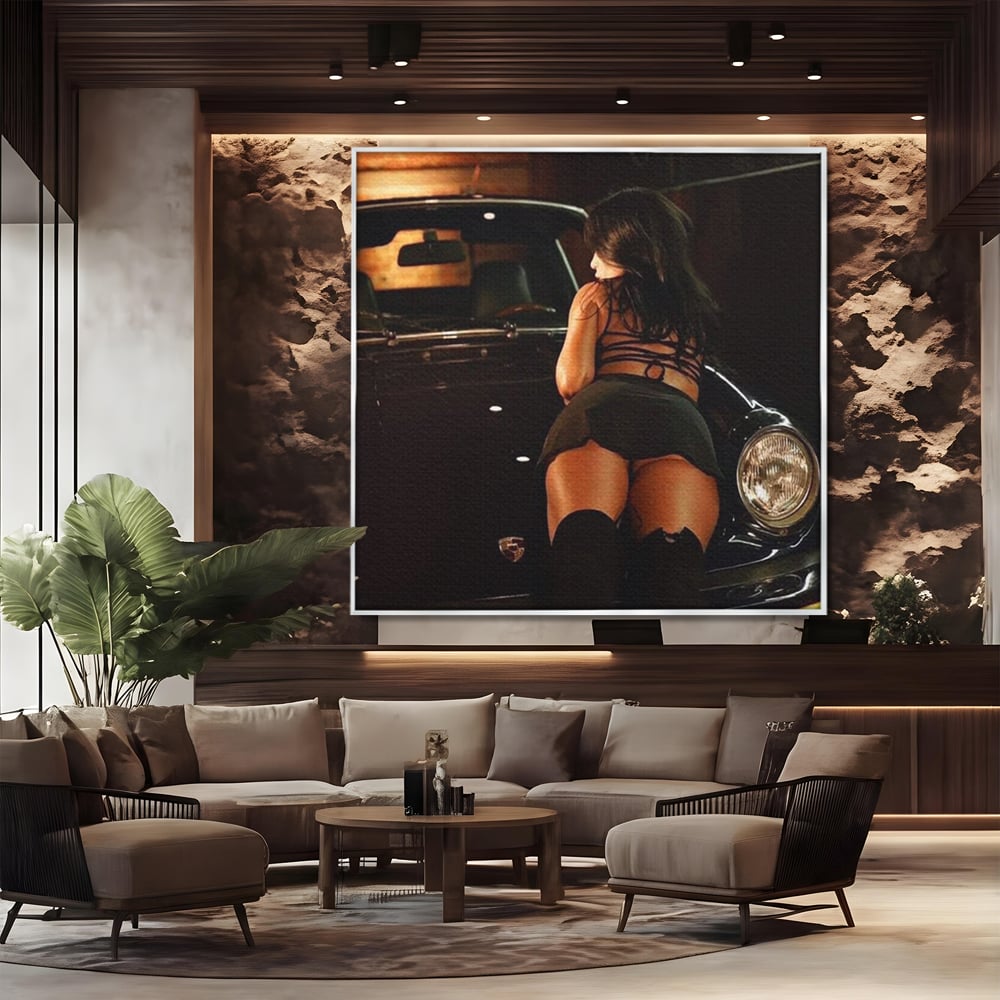 Tablou canvas cu tablou canvas cu femeie pe masina, in rama de aluminiu argintiu, pe perete intr-un birou